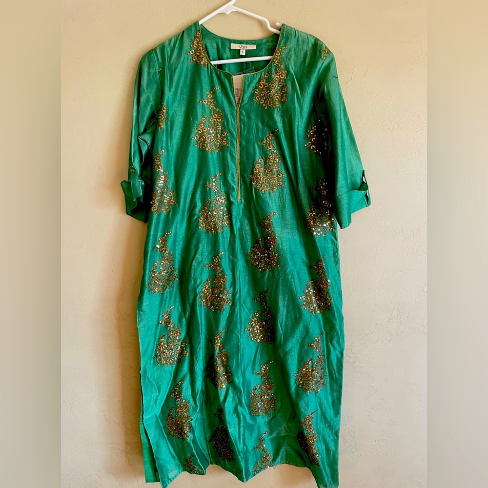 Full Kurta set, Kurta, pants, scarf. New never worn